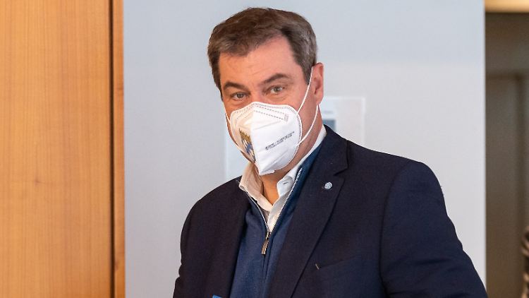 Bayerns Ministerpräsident Söder will die Quarantäneregeln ändern, sodass künftig auch Infizierte arbeiten gehen können, wenn sie keine Symptome aufweisen. 