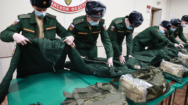 Beim Besuch eines Truppenübungsplatzes bei Moskau kontrollierte Wladimir Putin bereits vor drei Wochen demonstrativ die Ausrüstung der Kämpfer.