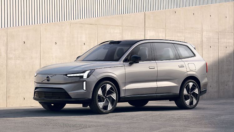 Der Volvo EX90 ist mehr als fünf Meter lang und hat Platz für bis zu sieben Passagiere.