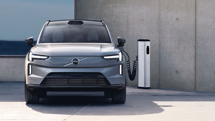 Mit der Schnellladefunktion wird die Lithium-Ionen-Hochvoltbatterie innerhalb von 30 Minuten von 10 auf 80 Prozent geladen.