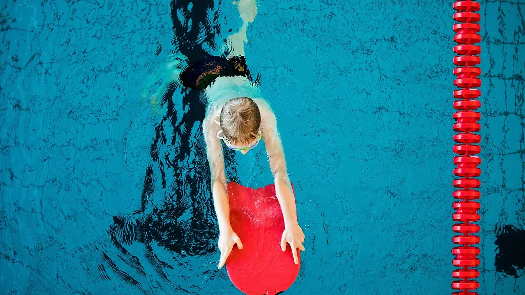 Ein-Junge-nimmt-an-einem-Schwimmkurs-fuer-Kinder-teil