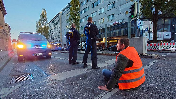 Auch eine Straßenblockade, die nur einen Stau verursacht, soll nach Ansicht der Union strafbar sein.