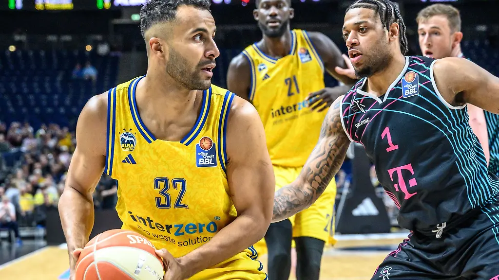 Berlins-Johannes-Thiemann-l-kaempft-gegen-Savion-Flagg-von-Telekom-Baskets-Bonn-um-den-Ball