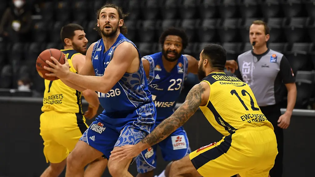 Marco-Voeller-l-von-Fraport-Frankfurt-versucht-sich-gegen-Oldenburgs-Martin-Breunig-durchzusetzen