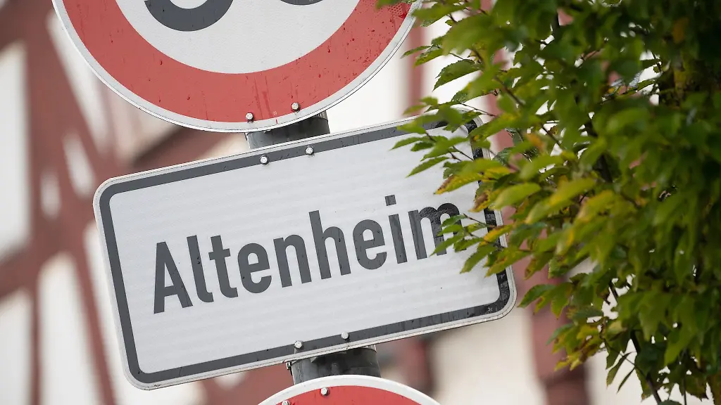 Ein-Schild-weist-auf-ein-Altenheim-hin