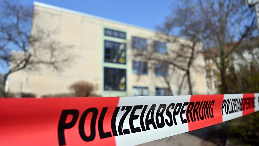 Polizeiabsperrung-steht-auf-dem-Absperrband-bei-einem-Grosseinsatz-nach-Amokdrohung-an-einer-Erfurter-Schule