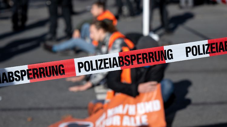 Der Protest der Klimaaktivisten stößt eine hitzige gesellschaftliche Debatte an.