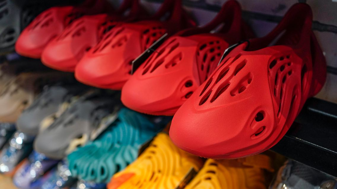 Yeezys in einem Wiederverkaufsladen im Oktober 2022, nachdem Adidas die Schuhe aus dem Verkauf genommen hatte.