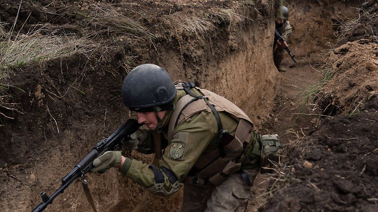 Ukrainische Soldaten beim Training in einem Schützengraben in der Region Mykolajiw.