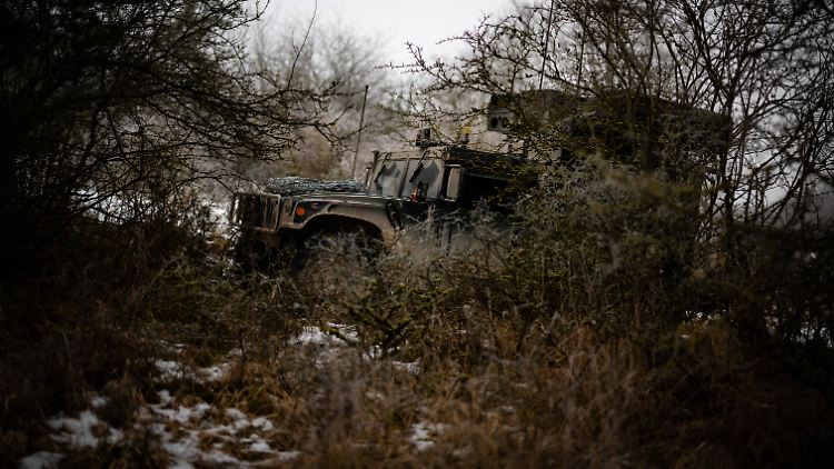 Das AVENGER-System besteht aus einem Geländewagen mit einem Geschützturm.