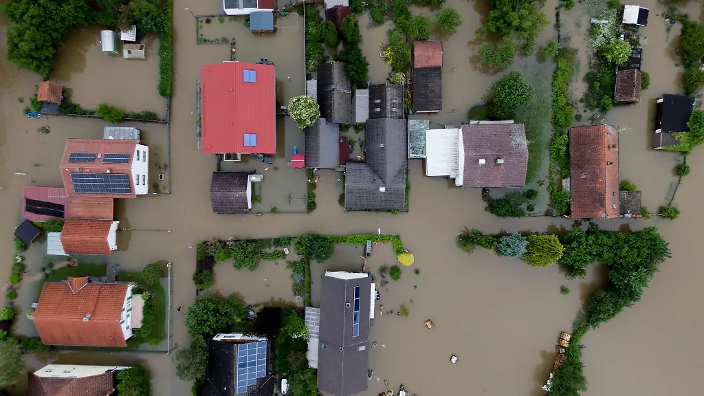 In-Pfaffenhofen-an-der-Ilm-steht-ein-Grossteil-des-Ortes-unter-Wasser-Luftaufnahme-mit-einer-Drohne