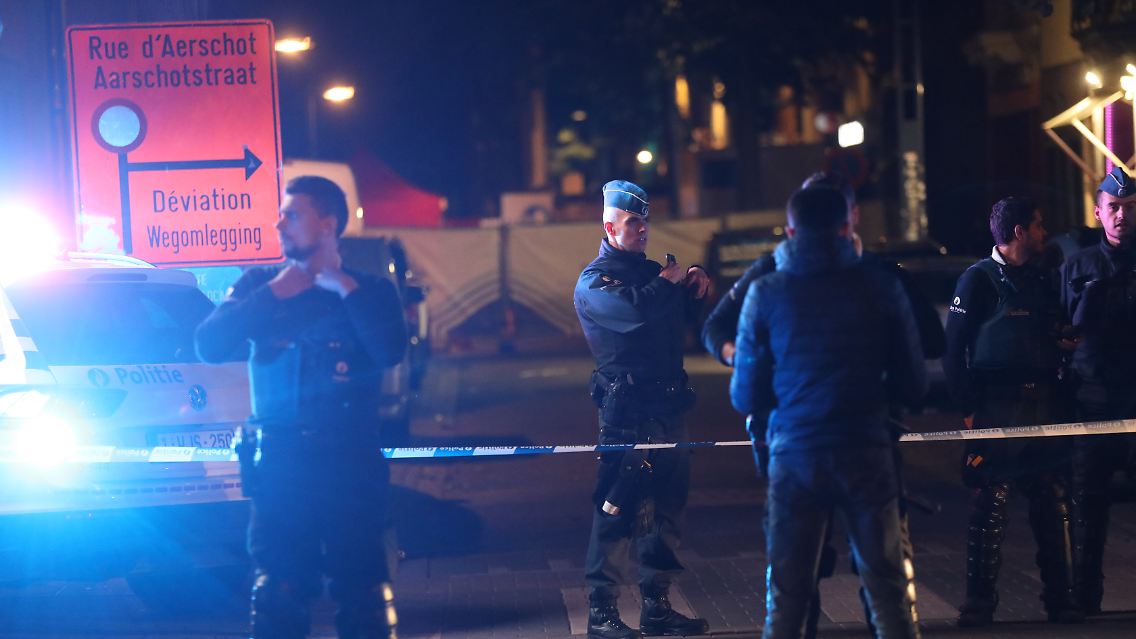 Polizisten sperren den Tatort ab.