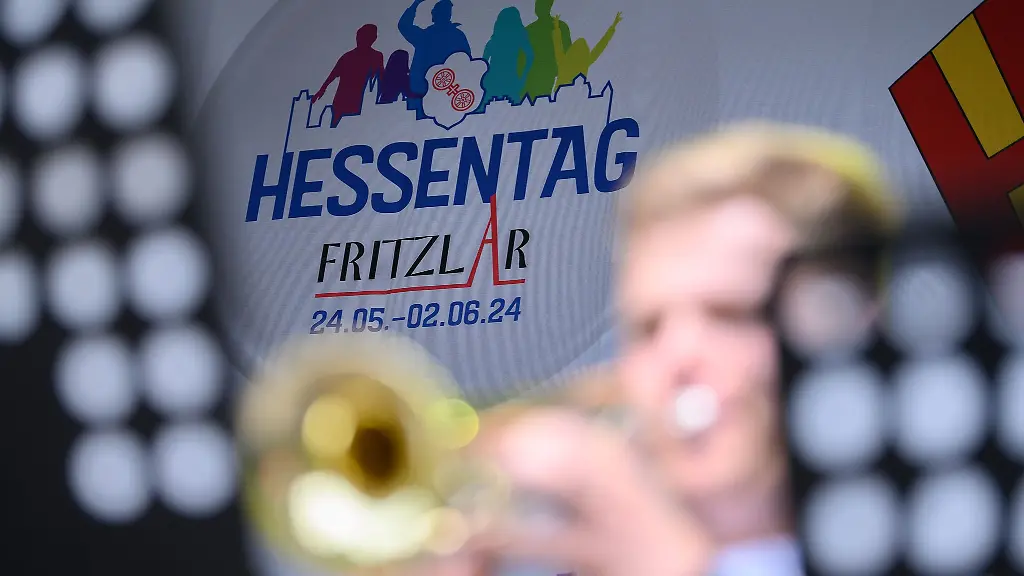 Das-Hessentags-Logo-ist-bei-der-Eroeffnung-vom-61-Hessentag-zu-sehen