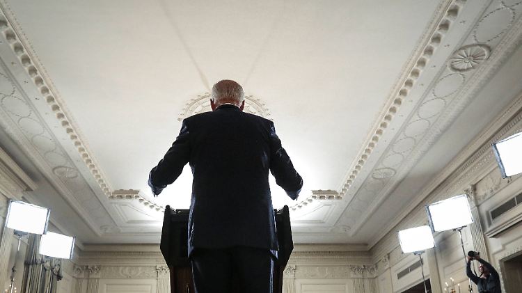Solange Biden die Geschäfte im Weißen Haus führt, dürften die USA ihre außenpolitische Linie beibehalten, glauben die Gäste bei Illner.