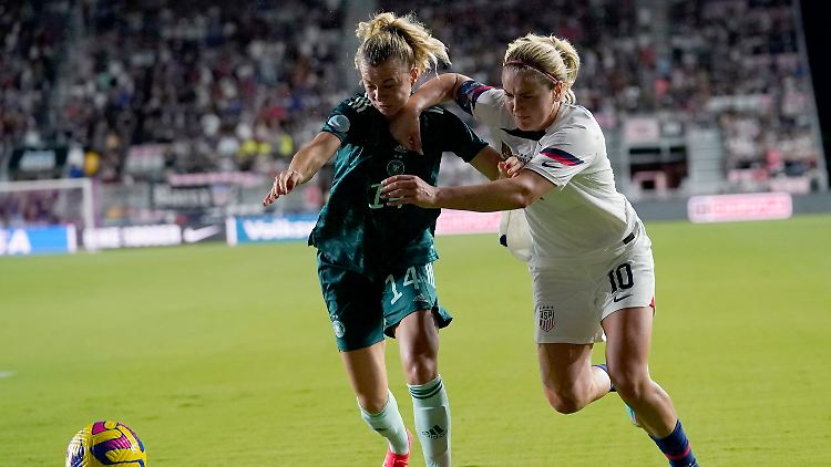 Deutschlands Lena Lattwein und die US-Amerikanerin Lindsey Horan in Aktion.