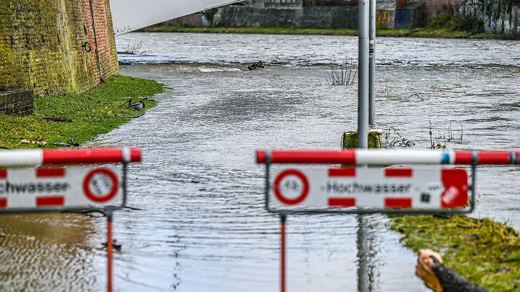 Ein-Schild-mit-der-Aufschrift-Hochwasser-steht-an-der-Donau