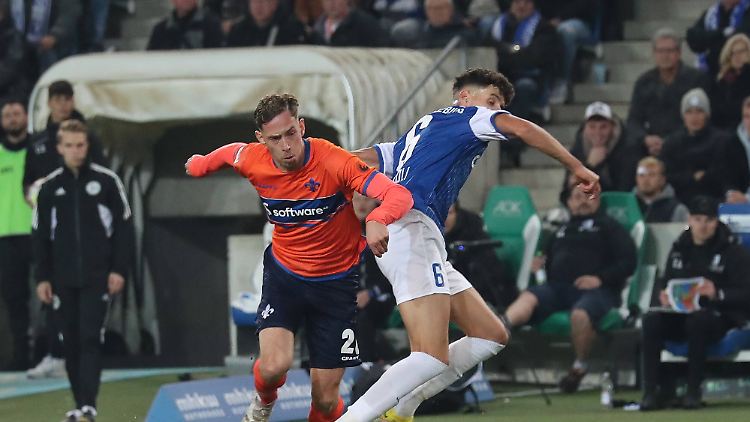 Darmstadts Jannik Müller (l.) zieht an Daniel Elfadli vorbei. 