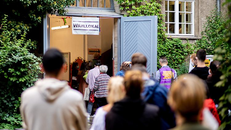 Vor vielen Wahllokalen bildeten sich vor einem Jahr zur Bundestagswahl lange Schlangen.