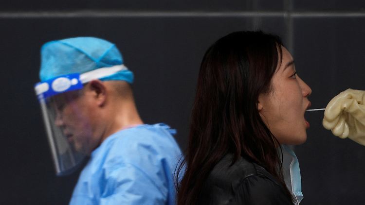 Tägliche Tests und immer wiederkehrende Lockdowns bestimmen den Alltag vieler Chinesen.