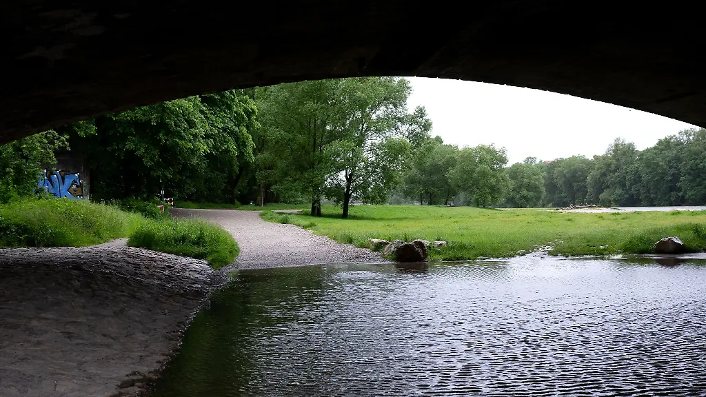 Ein-kleiner-Weg-ist-am-Ufer-der-Isar-vom-Wasser-ueberspuelt