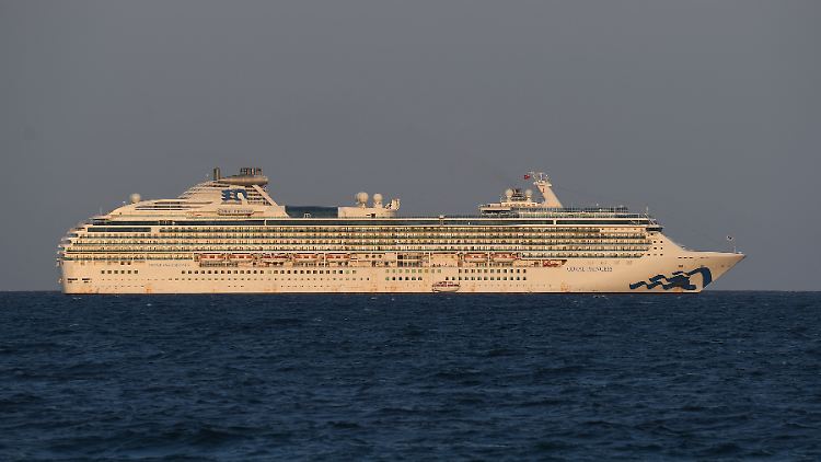 An Bord des Kreuzfahrtschiffes befinden sich 4600 Menschen. Auch Nicht-Infizierte müssen nach dem Corona-Ausbruch Maske tragen.