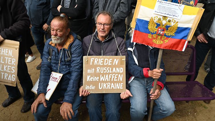 Auf einigen Protesten gegen die Energiepolitik und Inflation fordern die Demonstranten auch "Frieden mit Russland".