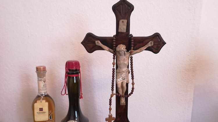 Das Kreuz hat der Autor von seiner Mutter und würde es nie entfernen, obwohl er eher an Calvados und Grappa glaubt.
