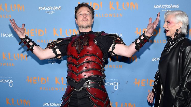 Elon Musk auf dem Weg zu Heidi Klums Halloween-Party. Rechts im Bild: Musks Mutter.