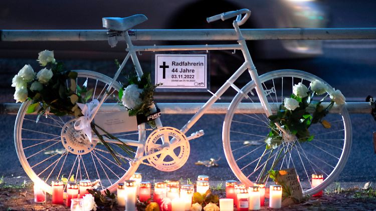 Der Tod der Radfahrerin stieß eine hitzige Debatte über die Straßenblockaden der "Letzten Generation" los. 