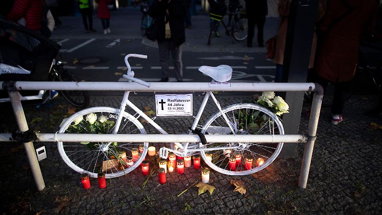 Das Geisterrad an der Bundesallee gedenkt der verstorbenen 44-jährigen Sandra Umann.