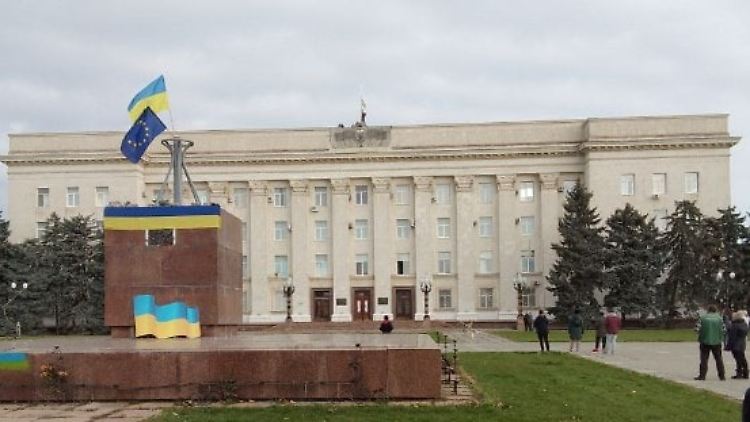 Schon bevor die ukrainischen Soldaten das Zentrum von Cherson erreichten, hatten Aktivisten dort ukrainische und europäische Fahnen gehisst.