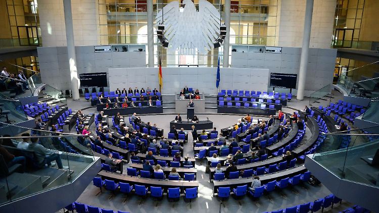 Bundesfinanzminister Christian Lindner (FDP) spricht bei der Plenarsitzung im Deutschen Bundestag.