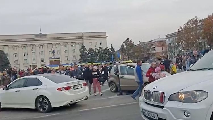 Im Zentrum von Cherson feiern Anwohner ukrainische Soldaten.