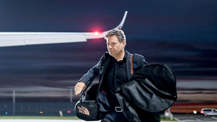 Abflug zur Wirtschaftskonferenz nach Singapur: Habeck hat eine neue China-Strategie im Gepäck. 