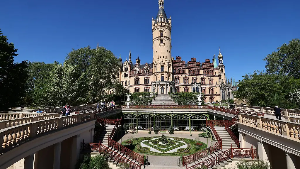 Das-Schloss-mit-der-Orangerie