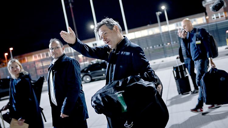 Habeck vor dem Abflug nach Singapur. Die Asien-Pazifik-Konferenz findet zum 17. Mal statt.