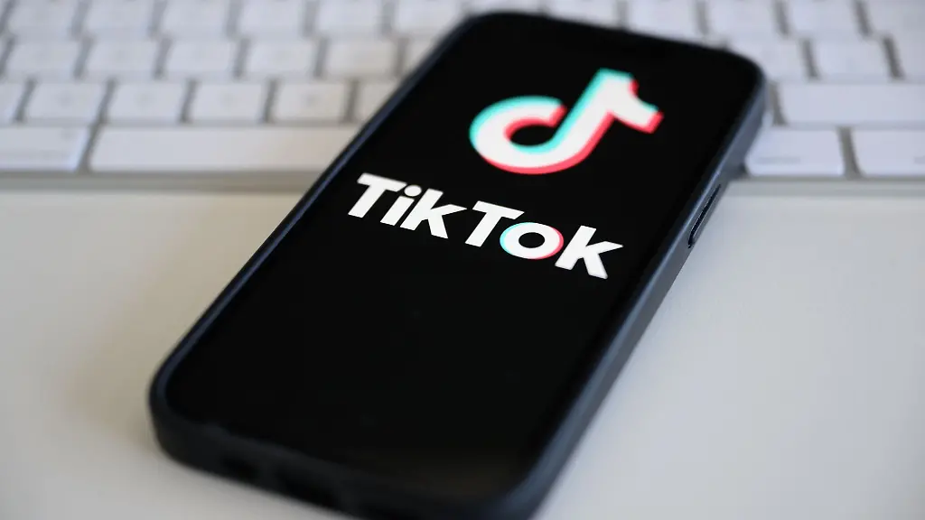 Auf-einem-Smartphone-wird-das-Logo-der-Kurzvideo-Plattform-Tiktok-angezeigt