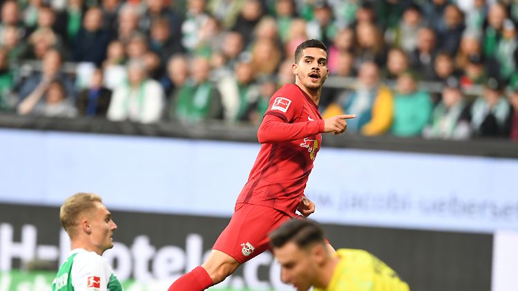 André Silva frohlockt, der SV Werder ist in dieser Szene am Boden: RB Leipzig gewinnt das letzte Spiel vor der WM-Pause.