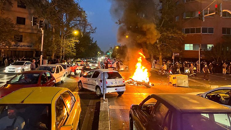 Ein Polizeimotorrad brennt in Teheran bei einem Protest gegen den Tod der 22-jährigen Mahsa Amini in Polizeigewahrsam.