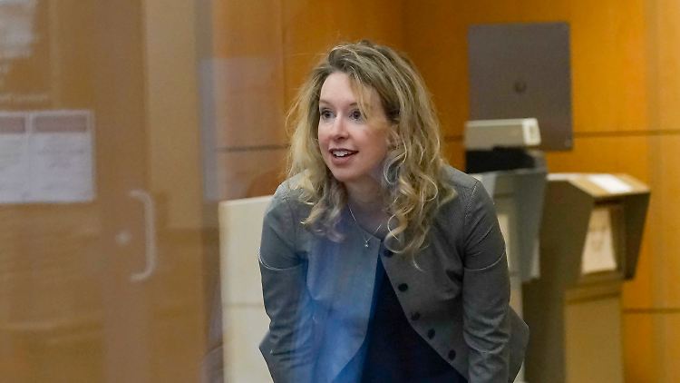 Elizabeth Holmes am 1. September auf dem Weg in den Gerichtsaal
