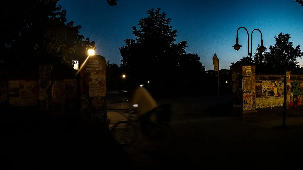 Ein-Radfahrer-faehrt-am-Abend-am-Goerlitzer-Park-vorbei