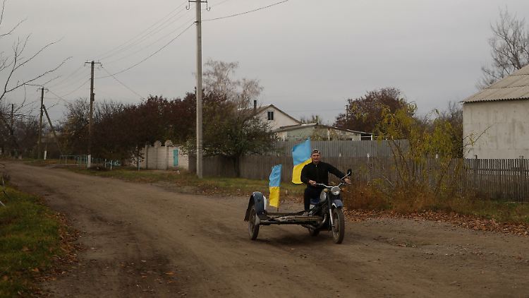 Lehrer Jurii Newolchuk feiert die Befreiung seines Dorfes Blahodatne in der Region Cherson. 