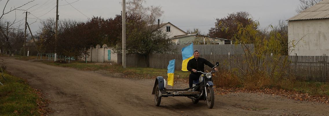 2022-11-12T074208Z_138795462_RC2OJX9WYSW9_RTRMADP_3_UKRAINE-CRISIS-FRONTLINE-KHERSON.JPG