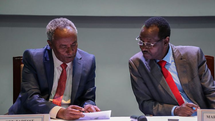 Der Chef der Tigray-Streitkräfte, Generalleutnant Tadesse Werede (links), und der Stabschef der äthiopischen Streitkräfte, Feldmarschall Birhanu Jula (rechts), lesen eine Kopie der Friedensvereinbarung.