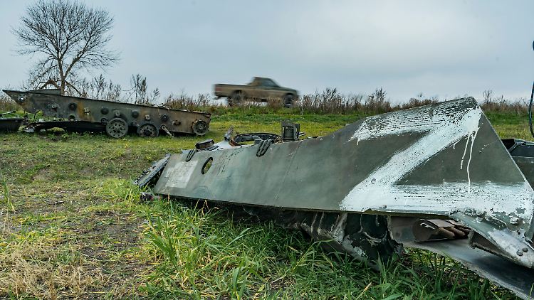 Die russische Armee musste sich auf die andere Seite des  Dnipro zurückziehen und hinterließ im Raum Cherson Militärschrott und Sprengsätze.