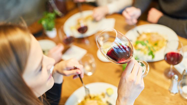 62 Prozent der Deutschen gehen seltener im Restaurant essen, um Geld zu sparen.
