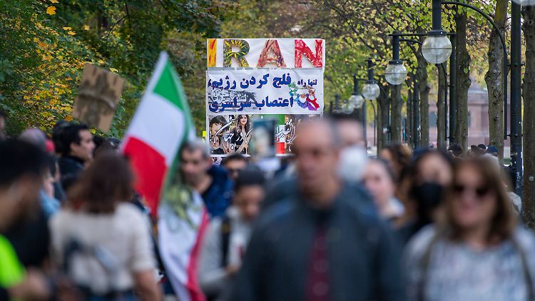 Seit Wochen demonstrieren Menschen in Berlin und anderen Städten gegen das Mullah-Regime des Iran.