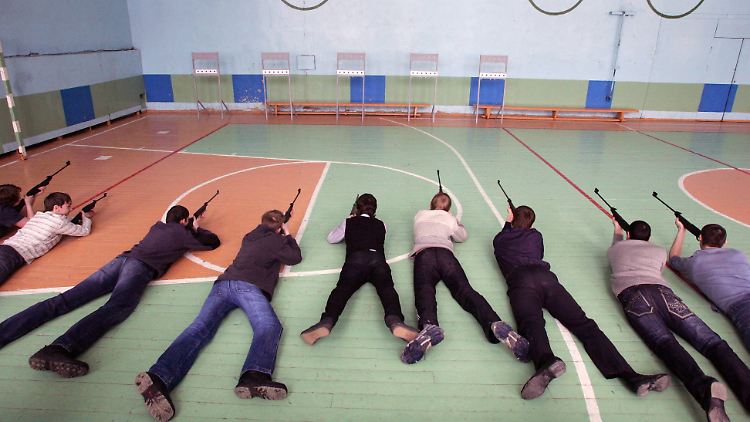 2010 trainierten Schüler der Sekundarstufe auf einem Schießstand in einer Turnhalle während einer allgemeinen Militärausbildung in Iwanowo.