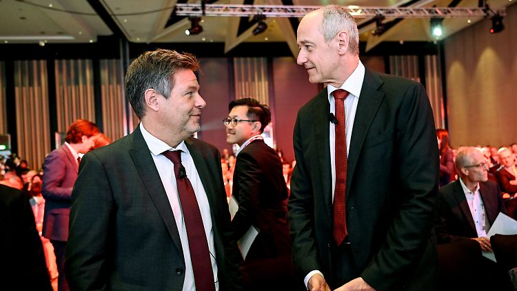 Wirtschaftsminister Habeck und Siemens-CEO Busch: Der Grüne kommt bei den Unternehmern gut an.