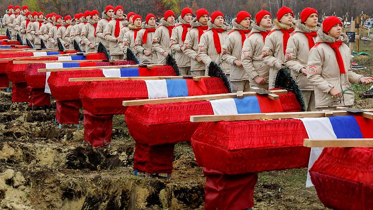 Mitglieder der Jugendarmee nehmen in Luhansk an der Beerdigung von 38 Soldaten teil, die auf russischer Seite getötet wurden.